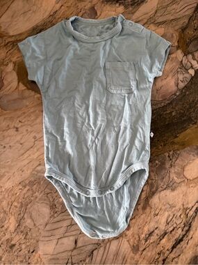 Kyte BABY dusty Blue Short-Sleeve Bodysuit with Pocket